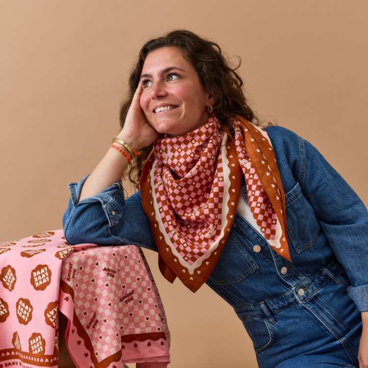 Foulard AMOUR FOU fond marron motif rose 100cm - ATELIER WAGRAM – Image 2